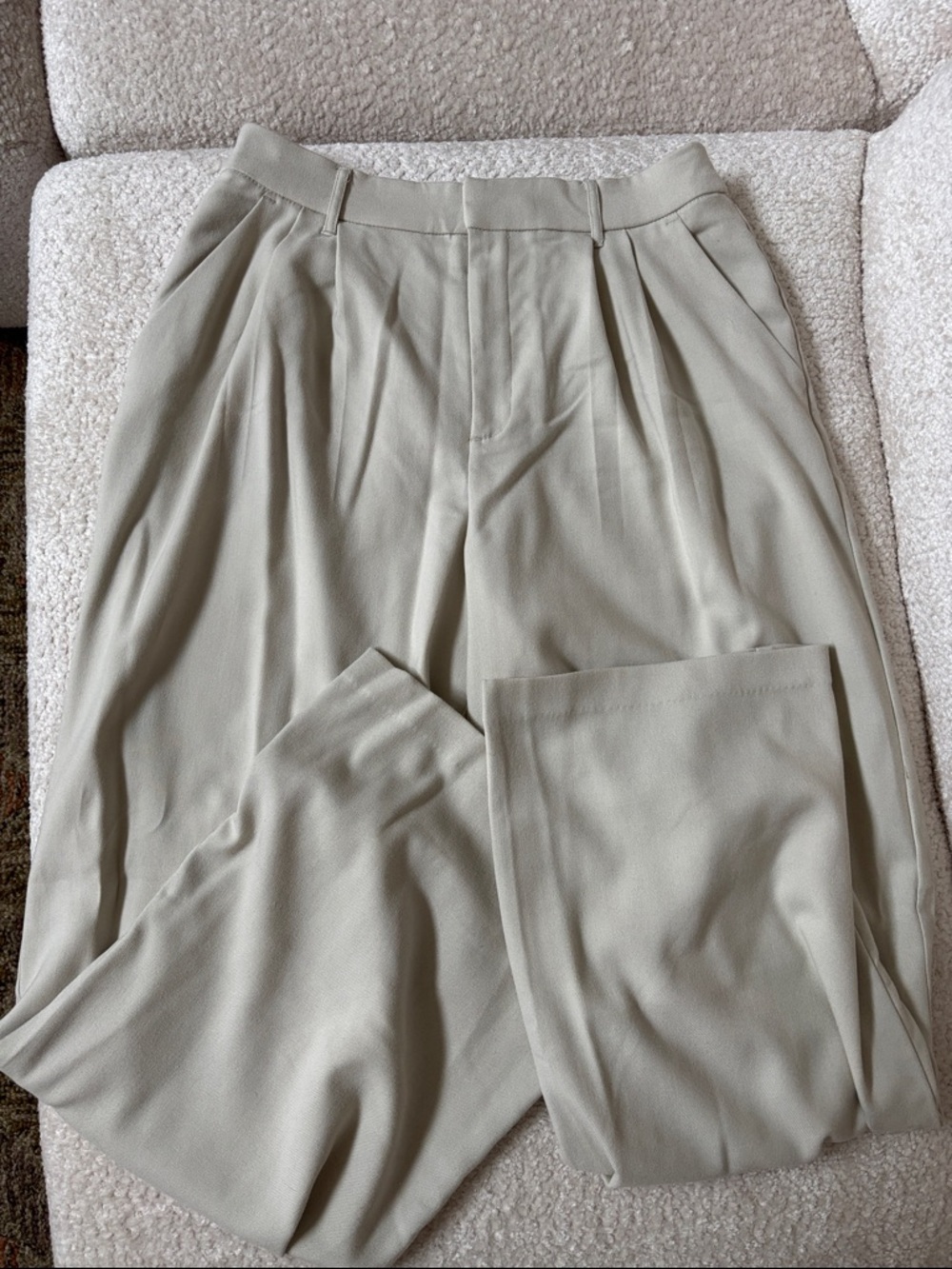 NWOT Hollister Ultra High Rise Wide Leg Pleated Pants in Light Beige